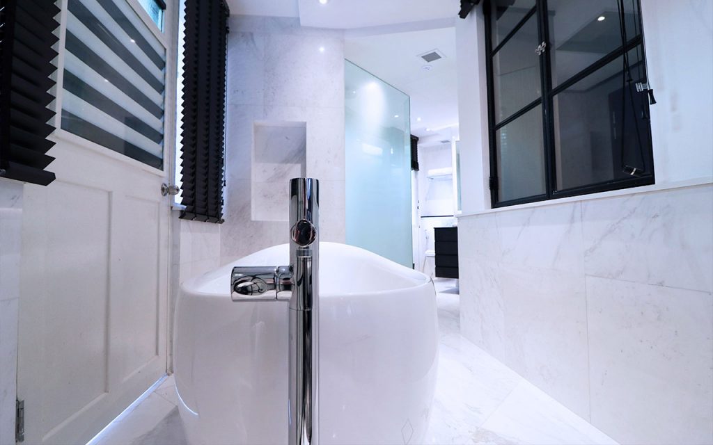 Hotel Bathtub